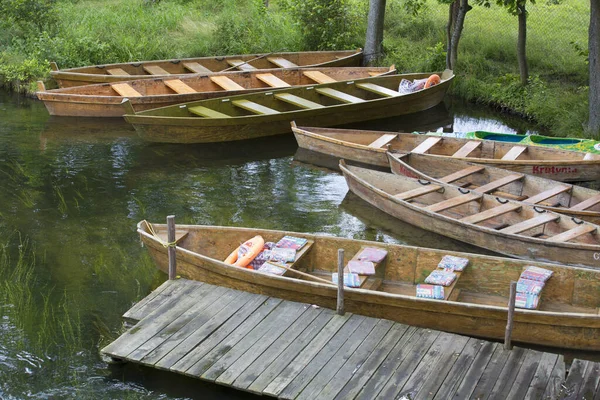 Ξύλινη Βάρκα Στο Ποτάμι — Φωτογραφία Αρχείου