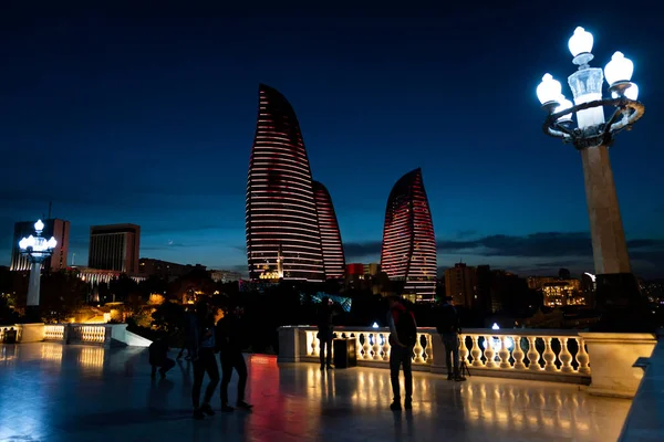 Baku Azerbajdzjan Maj 2019 Färgglada Lampor Flamtorn Symbol För Baku — Stockfoto