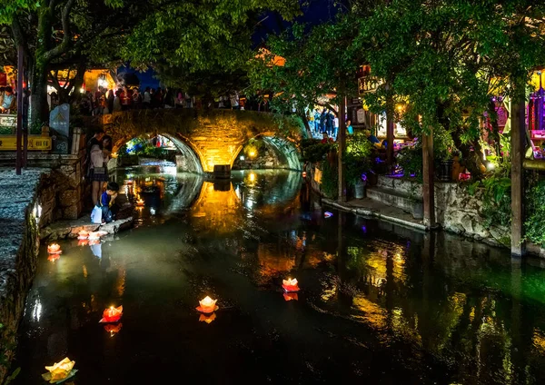 Lijiang Yunnan Čína Srpna 2019 Osvětlená Ulice Lijiangu Při Západu — Stock fotografie