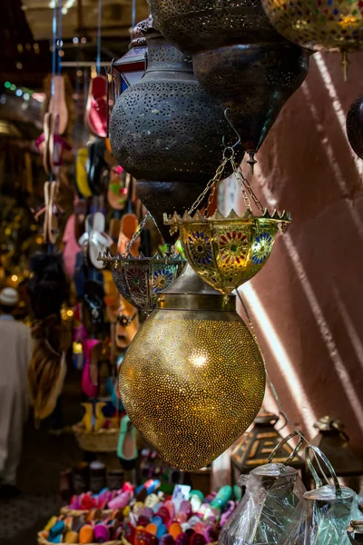 モロッコの伝統的な市場でのランプ — ストック写真