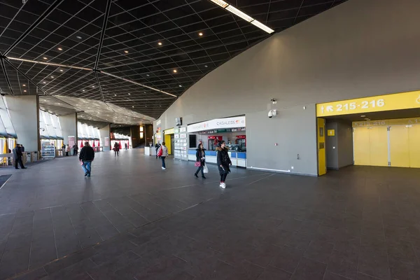 Внутрішня Частина Терміналу Аеропорту Пасажирами — стокове фото