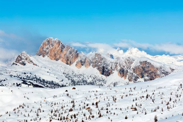 Invierno Paisaje Montaña Con Montañas Cubiertas Nieve — Foto de Stock