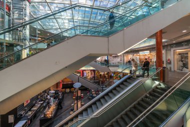 Viyana, Avusturya - 26 Eylül 2018: Avusturya 'nın Viyana kentindeki Gasometer binalarının içi, alışveriş merkezine dönüştürülen eski doğalgaz depolama tesisleridir.