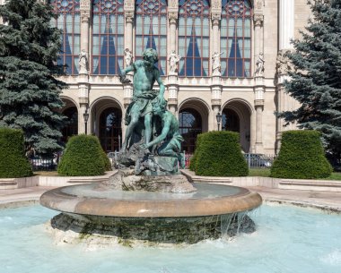 BUDAPEST, HUNGARY - 15 Haziran 2017: Çeşme, Budapeşte 'nin Tuna' nın doğu kıyısında yer alan ikinci büyük konser salonu Vigado Konser Salonu önünde.