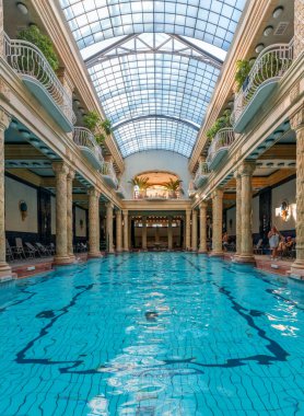 BUDAPEST, HUNGARY - 4 Kasım 2017: Gellert Spa and Bath 'da yüzme havuzu, sanat tarzında popüler bir termal banyo, 1918 yılından beri açıktır..