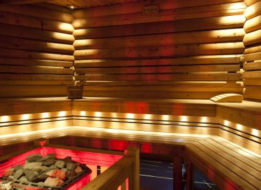 Ahşap zemini olan bir sauna.