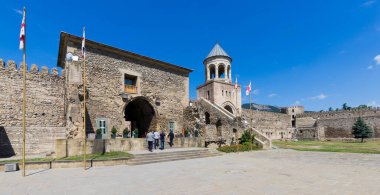 Mtskheta, GEORGIA - 18 Temmuz 2015 'te Mtskheta' da olduğu gibi Svetitskhoveli Katedrali (11. yüzyıl). Gürcistan 'ın en eski şehirlerinden biri olan Mtskheta, Tiflis' in 20 km kuzeyinde yer almaktadır..