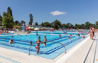 Parkta yüzme havuzu