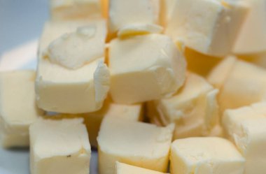 Tahta bir masada peynir ve krema.