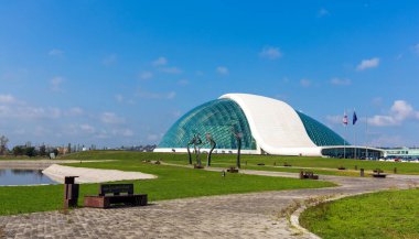 KUTAISI, GEORGIA - 15 Ekim 2014: Kutaisi 'deki modern Gürcistan Parlamento Binası. Tiflis 'in 221 kilometre batısında. Kutaisi, Gürcistan 'ın en büyük ikinci şehridir..