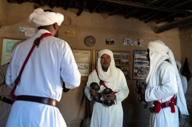 KHAMLIA, MOROCCO - 30 ARALIK 2017: Çölün yakınındaki küçük bir köyde Gnawa müziği yapan eski azat edilmiş kölelerin siyah torunları