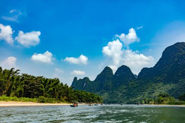 Yangshuo, Çin - 2 Ağustos 2017: Li nehrinde Xinping (Yangshuo) yakınlarında turistlerle Bambu Raftları.