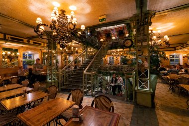 Modern restoranın içinde.