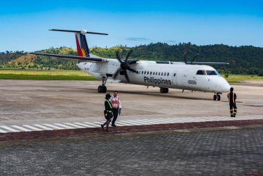 Filipinler havaalanı pistinde uçak