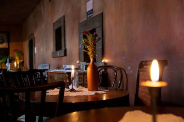 Eski karanlık kafe.