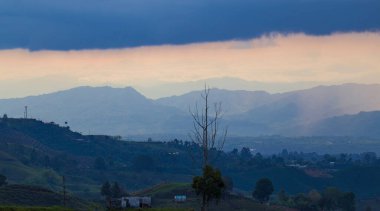 And Dağları, Kolombiya 'da ilginç fırtına bulutları