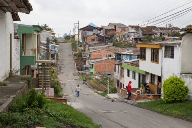 Salento, KOLOMBIA - 25 Ekim 2015 Salento yakınlarındaki küçük bir köy. Salento, Kolombiya 'nın Zona Cafetera bölgesinde, Quindao departmanında sakin bir kasabadır..