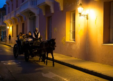 CARTAGENA, COLOMBIA - 29 Ekim 2015: Akşam karanlığında Cartagena şehir merkezindeki insanlar. Kolombiya 'nın en büyük beşinci şehri ve Barranquilla' dan sonra bölgenin en büyük ikinci şehridir.. 