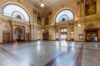 BUDAPEST, HUNGARY - 16 Haziran 2016: Budapeşte 'deki Keleti İstasyonu' nun İçi. Keleti, 1884 yılında açılan Doğu tren istasyonudur ve Avrupa 'nın en büyük tren istasyonlarından biridir..