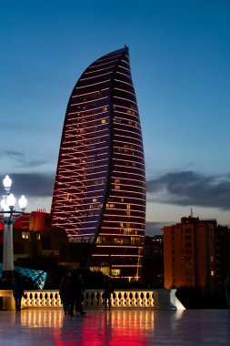 baku, Azerbaycan - 7 Mayıs 2019: Alev Kulelerindeki renkli ışıklar, gece baküsünün sembolü