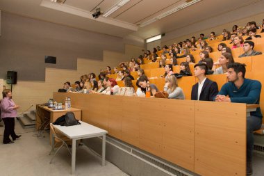 BUDAPEST, HUNGARY - 10 Ekim 2014: ELTE Üniversitesi 'nde kimliği belirsiz öğrenciler