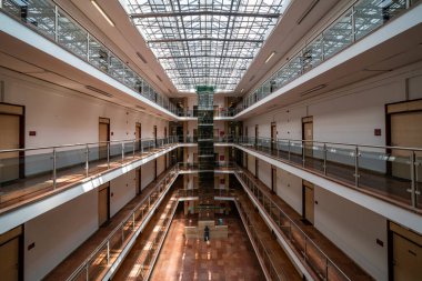 Modern binanın içi çok güzel.