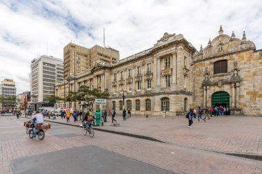 BOGOTA, COLOMBIA - 22 Ekim 2015: Kimliği belirsiz insanlar La Candelaria 'nın diskinde yürüyorlar. La Candelaria Bogota 'nın tarihi merkezi. Kolombiya 'nın başkenti burada 1538' de kuruldu.