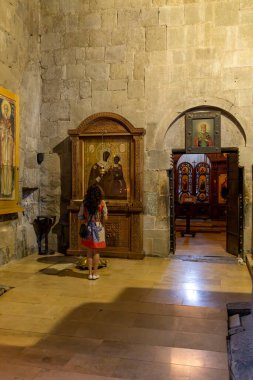 Mtskheta, GEORGIA - 22 Ekim 2014: Mtskheta 'da olduğu gibi Svetitskhoveli Katedrali' nin İçi. Gürcistan 'ın en eski şehirlerinden biri olan Mtskheta, Tiflis' in 20 km kuzeyinde yer almaktadır..