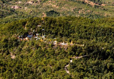 Tapınaklı orman ve dağların havadan görünüşü