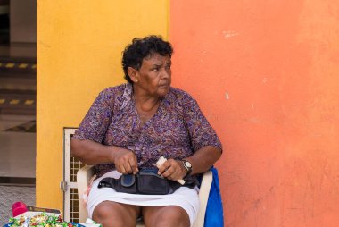 CARTAGENA, COLOMBIA - 29 Ekim 2015: Cartagena şehir merkezinde kimliği belirsiz bir kadın. Kolombiya 'nın en büyük beşinci şehri ve Barranquilla' dan sonra bölgenin en büyük ikinci şehridir..