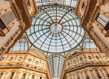 Milan 'daki eski belediye binasının içinde.