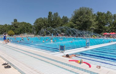 Parkta yüzme havuzu