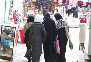 Alışveriş merkezindeki adam.