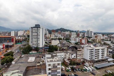 Pereira, COLOMBIA - 25 Ekim 2015: Yağmurlu bir günde Pereira 'nın gerçek görüntüsü. Şehir, And Dağları 'nın eteklerinde, Kolombiya' nın kahve üreten bölgesinde yer almaktadır..