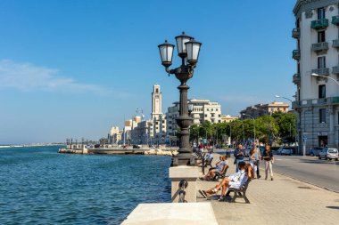 Bari, İtalya - 5 Haziran 2017: Bari surlarındaki insanlar, başkent Bari 'nin ve Apulia bölgesinin başkenti, Adriyatik Denizi üzerinde, İtalya' da.