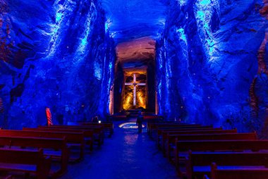 ZIPAQUIRA, COLOMBIA - 22 Ekim 2015: Yeraltı tuz katedralindeki şapel Zipaquira çok renkli tünellerde bir madenden inşa edildi.  