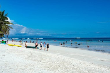 Bohol, Filipinler - 27 Aralık 2019: Bohol, Filipinler 'in beyaz kum tropik plajı