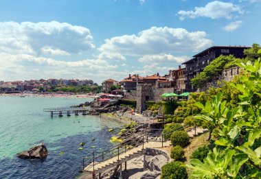 SOZOPOL, BULGARIA, 22 Temmuz 2016: Central Beach and view of the Old Town. Sozopol MÖ 7. yüzyılda Yunan sömürgeciler tarafından kuruldu. Günümüzde ülkenin en büyük sahil beldelerinden biridir.
