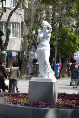 Mezarlıktaki bir kadın heykeli.