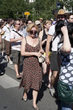 BUDAPEST, HUNGARY - 10 Temmuz 2010: Budapeşte, Macaristan 'da kimliği belirsiz insanlar LGBT (lezbiyen, gey, biseksüel ve transseksüel) haklarını desteklemek için düzenlenen Budapeşte Gay Onur Yürüyüşü' ne katıldılar..