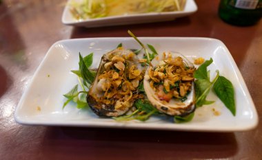 Lezzetli deniz ürünleri tabağı masada.