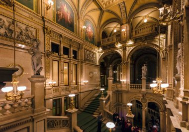 Vienna, AUSTRIA - 30 Kasım 2016: Viyana Devlet Opera Evi. Wiener Staatsoper yılda yaklaşık 300 gösteride 50-70 opera ve bale sahnelemektedir.. 