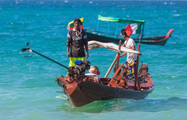 Sahilde bir balıkçı teknesi