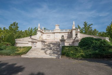 Avrupa 'da heykelleri ve binaları olan yeşil park