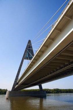 Riga, Letonya 'da nehir üzerinde köprü