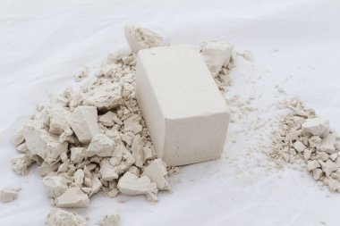 Çeşitli mineralleri olan beyaz mermer masa.