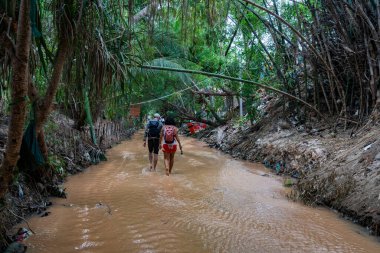 Vietnam 'da nehirde yürüyen insanlar