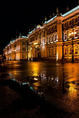 Avrupa şehrinde gece vakti eski bina