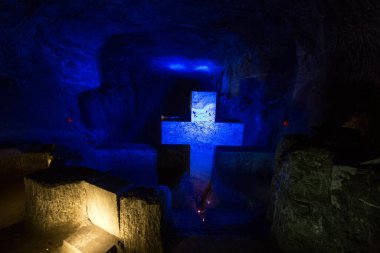 ZIPAQUIRA, COLOMBIA - 22 Ekim 2015: Yeraltı tuz katedralindeki şapel Zipaquira çok renkli tünellerde bir madenden inşa edildi.