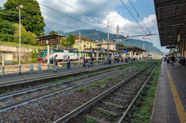 Şehirdeki tren istasyonu manzaralı.